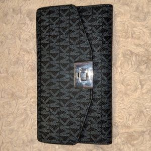 Authentic Michael Kors Cassie Trifold